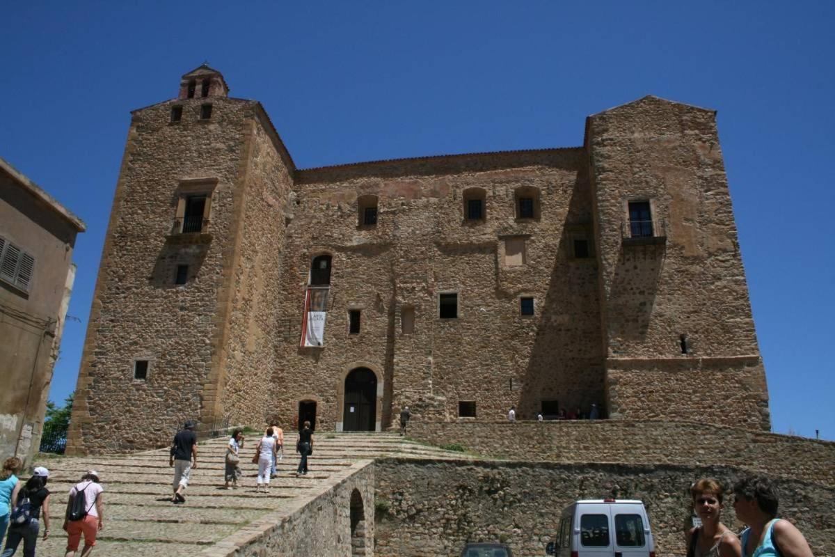 Donjon Suite Centro Storico Castelbuono  Ngoại thất bức ảnh